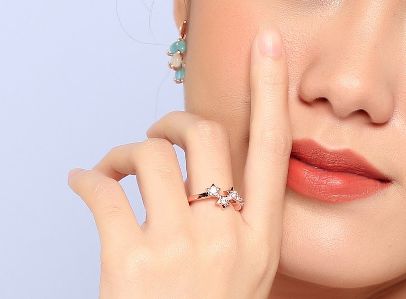 Nhẫn gồm nhiều ngôi sao nhỏ đính đá tinh tế